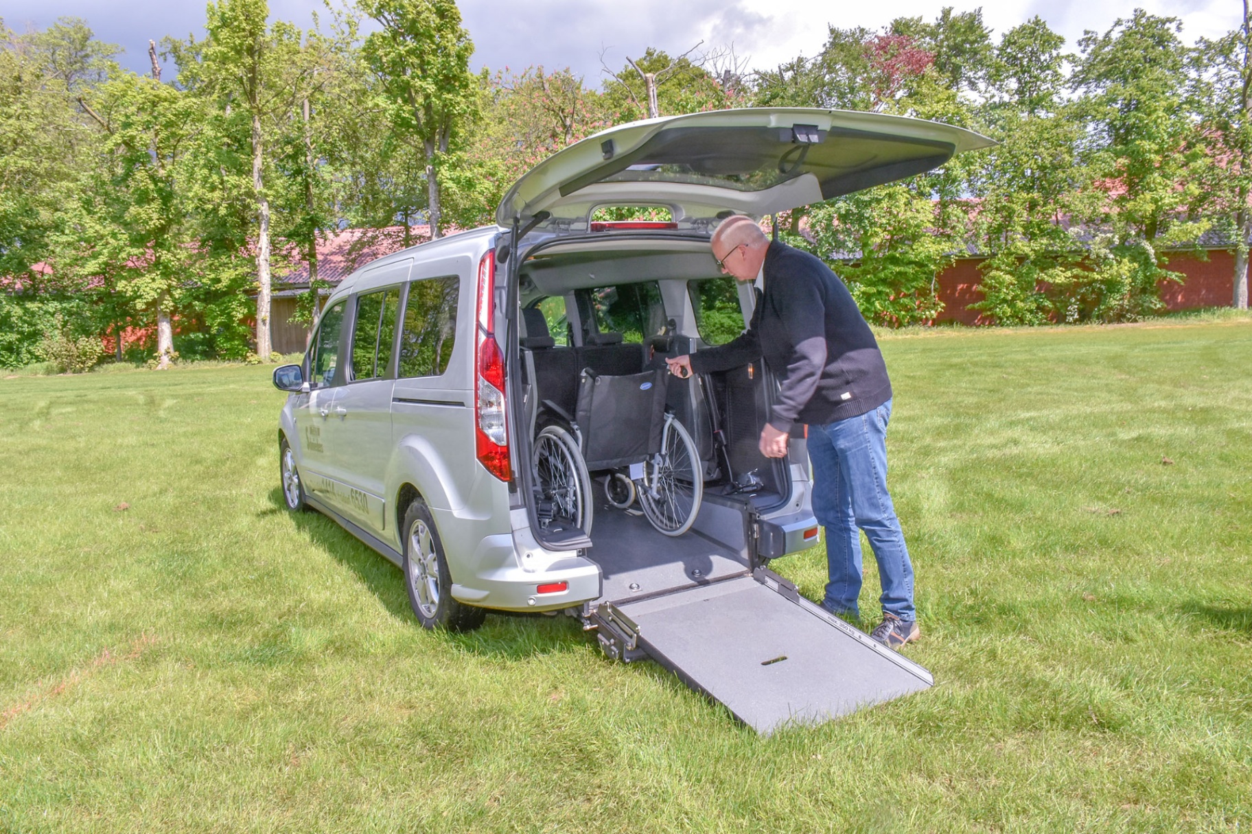 Verladen eines Rollstuhls