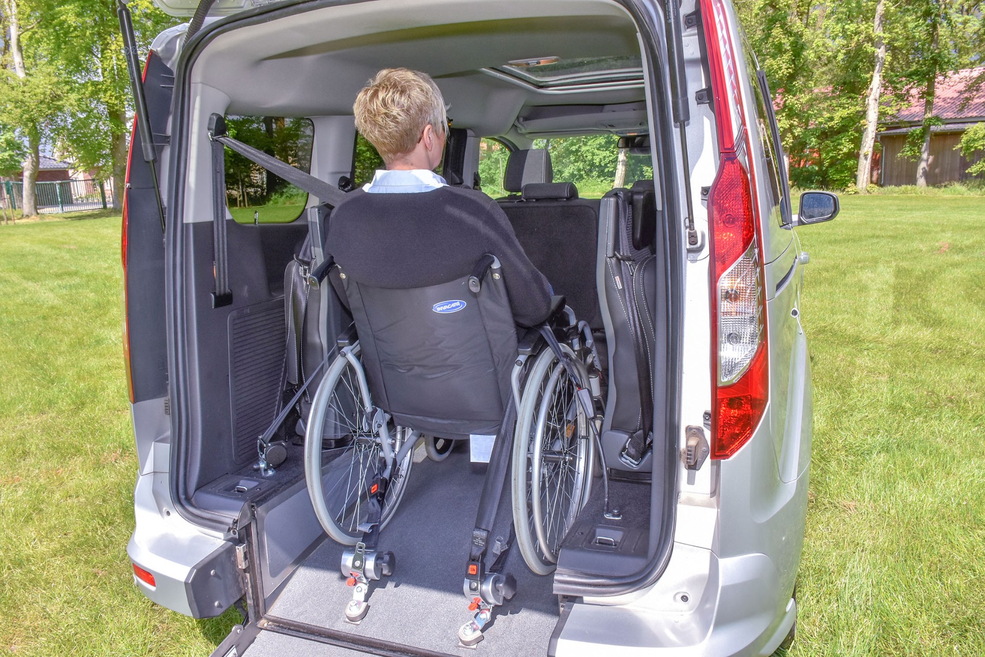Rollstuhl gesichert im Fahrzeuginnenraum