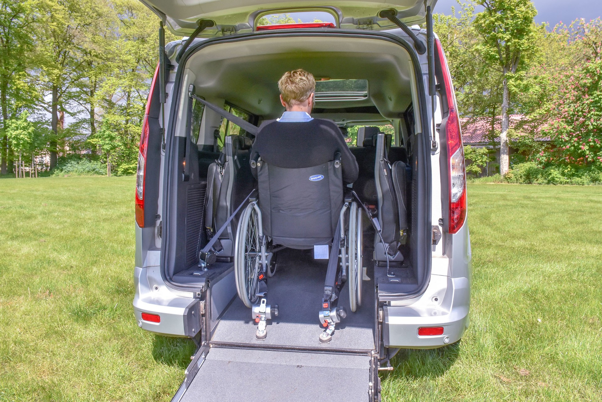 Heckansicht mit ausgeklappter Rollstuhlrampe