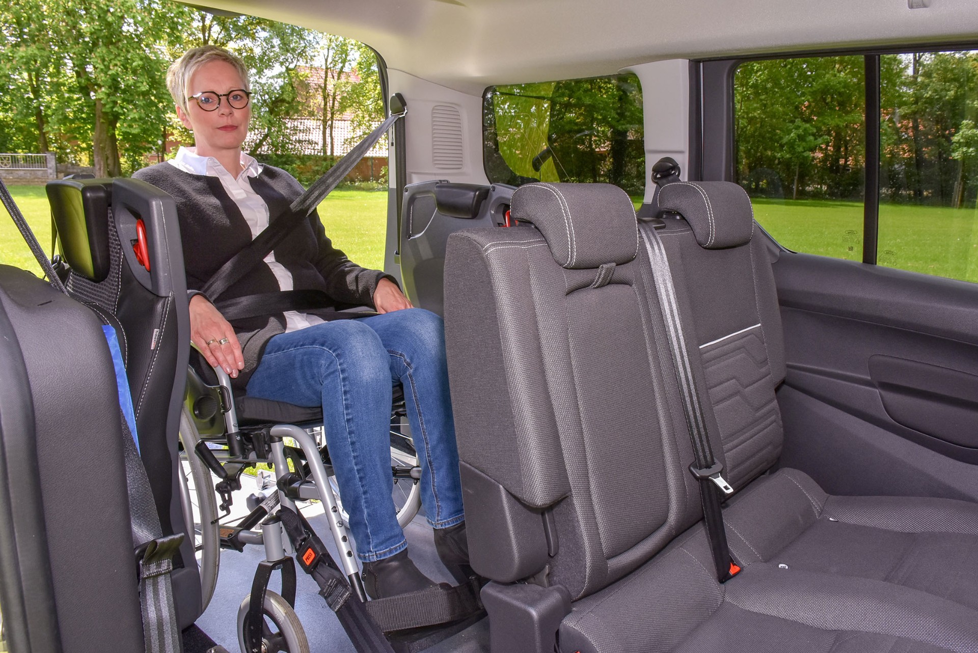 Komfortable Sitzplätze neben Rollstuhlplatz im Innenraum