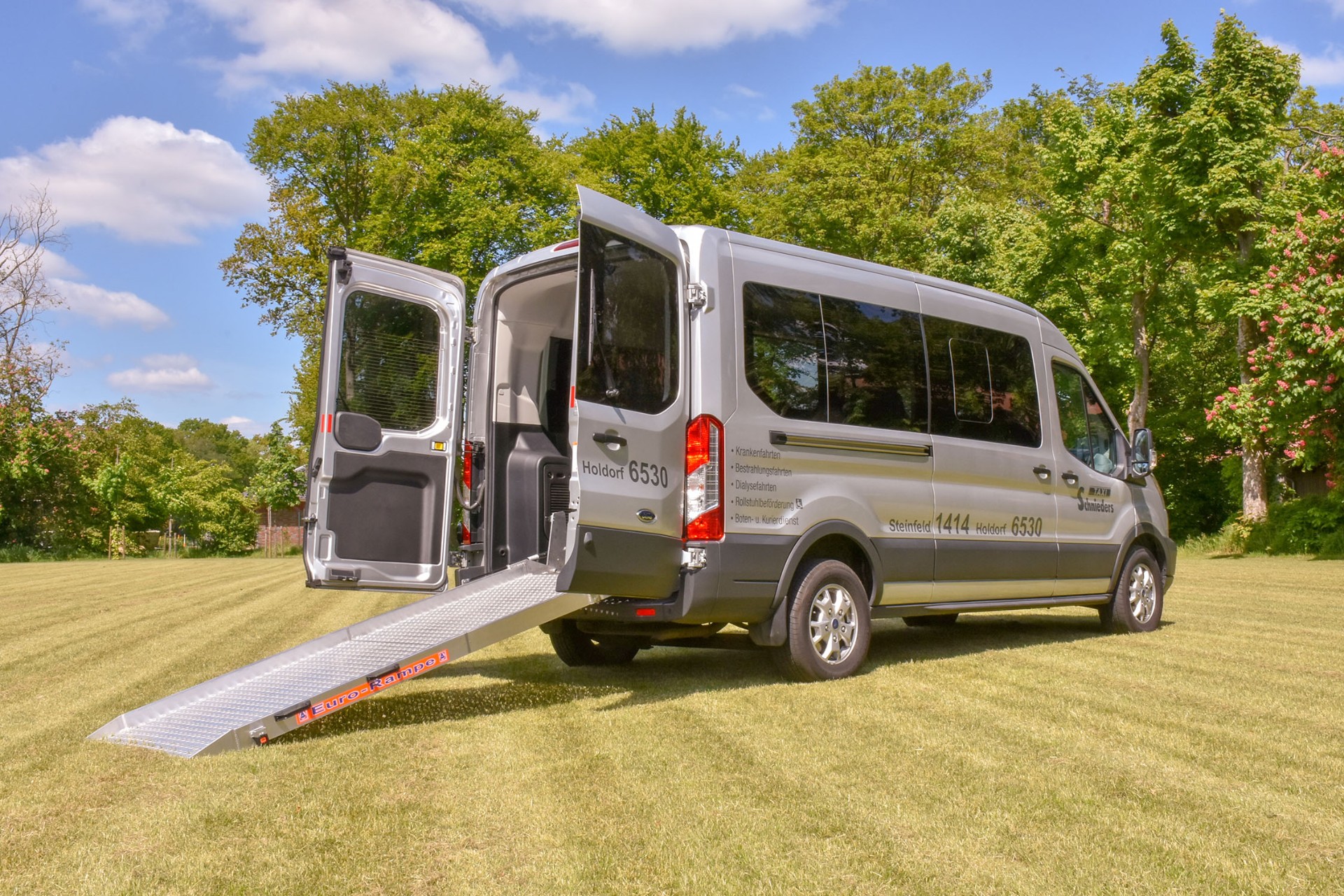Großraum-Krankentransporter mit Rampe