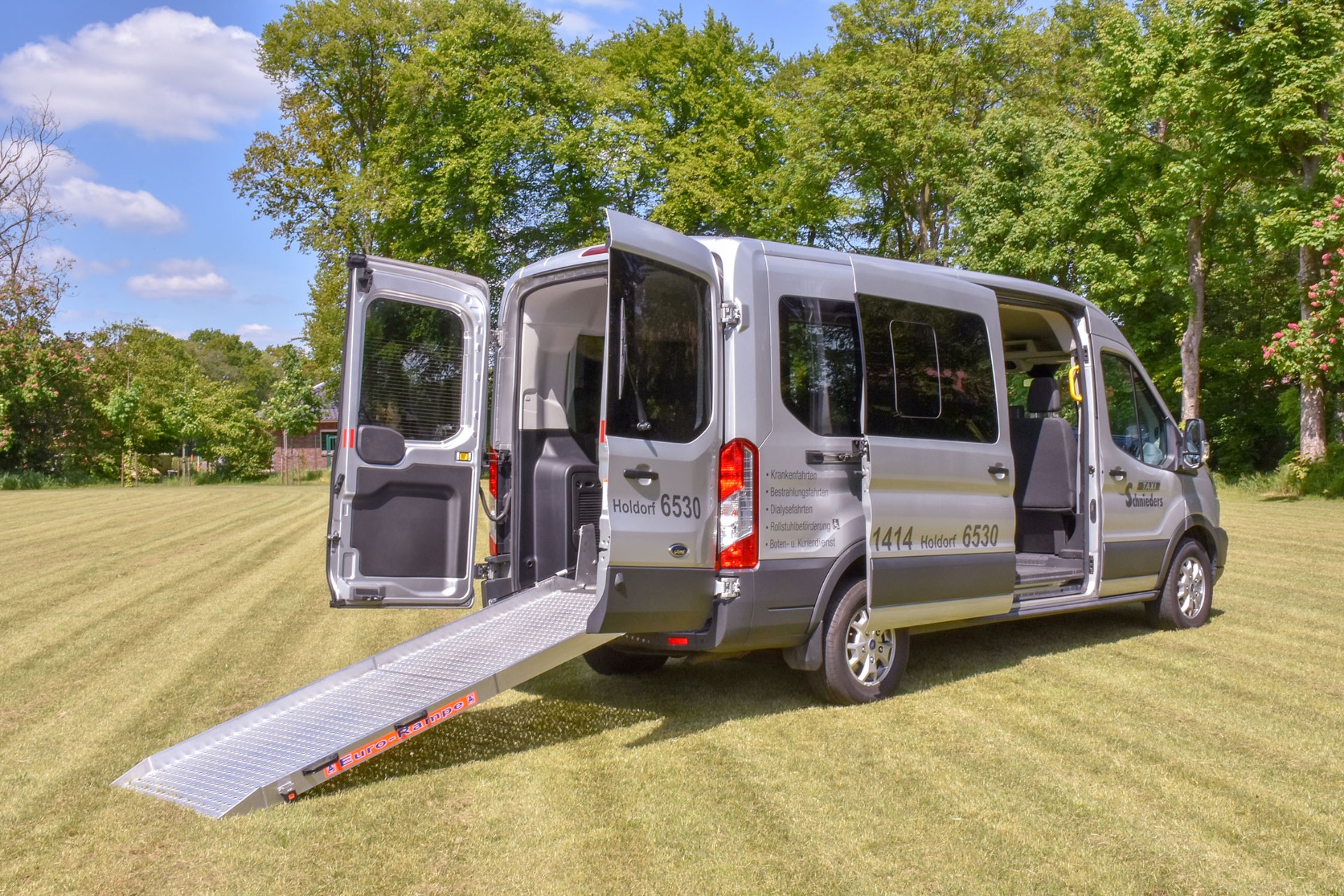 Behindertengerechtes Fahrzeug mit ausgefahrener Rampe