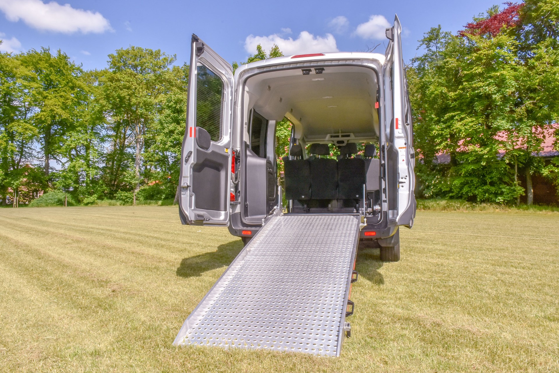 Heckansicht mit Rollstuhlrampe