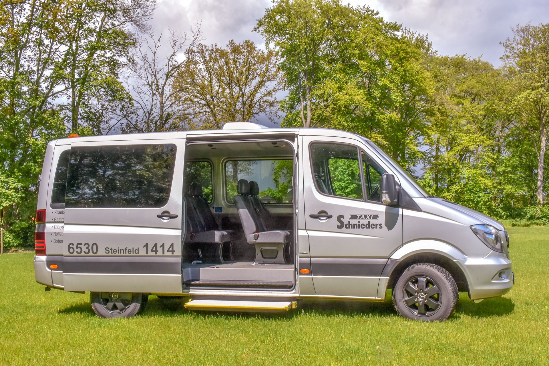 Mercedes Sprinter mit geöffneter Schiebetür