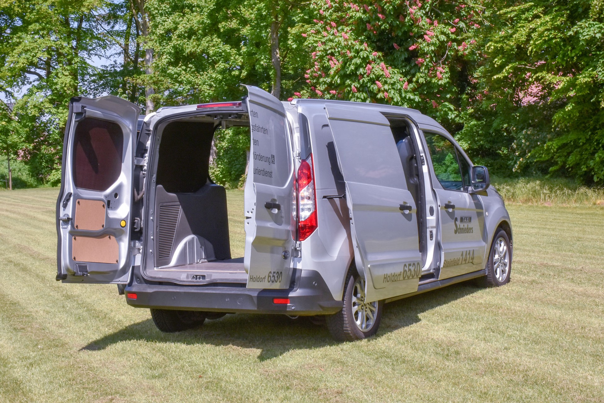 Ford Transit Connect mit geöffneten Türen